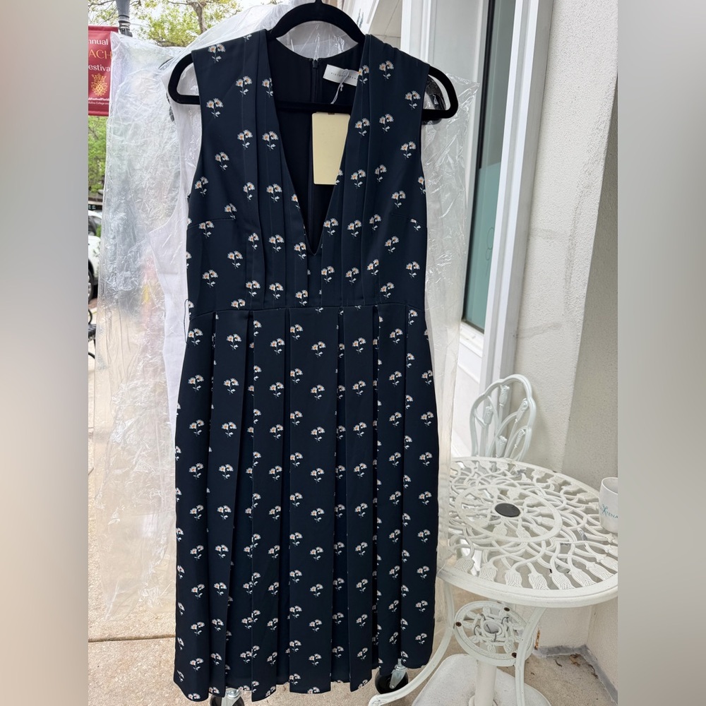 Sleeveless Navy Floral Pleated Dress 8 NWT